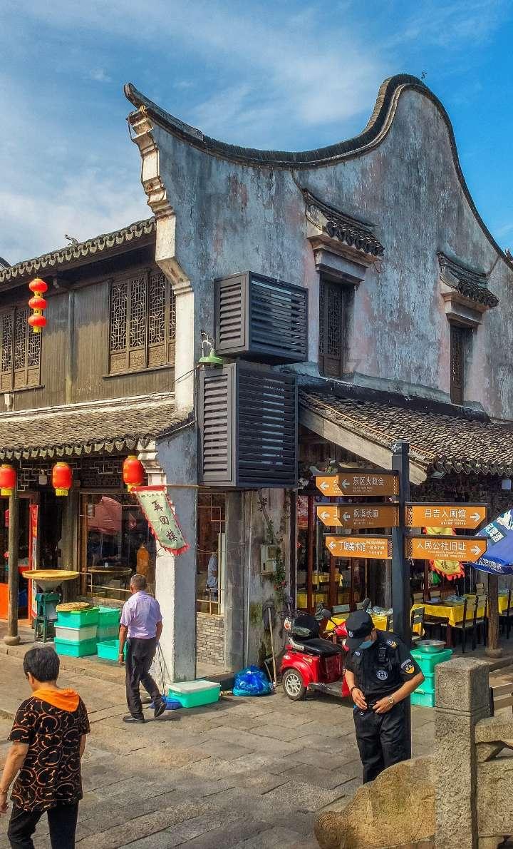 新民艺评丨《烟火人间》:在璀璨烟火中映照人生的素朴底色