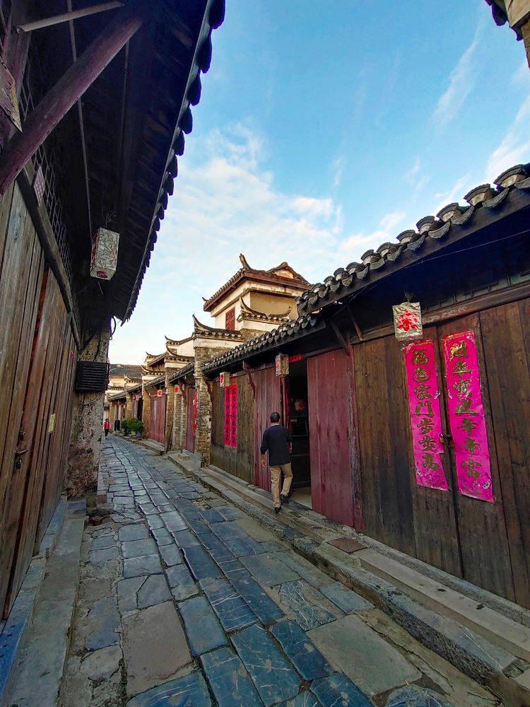 吴京人设崩塌？综艺现场发飙引众怒，谢楠长文回应力挺老公